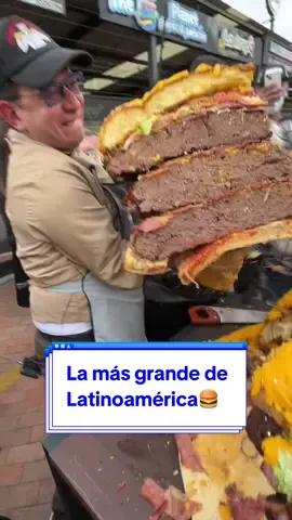 🚨Alerta de nuevo récord🚨 La hamburguesa más grande América Latina está en Colombia gracias a @compaemeterio , un emprendimiento espectacular que se animó a romper este récord delicioso y con el objetivo de compartirse con los niños de una fundación de la zona. La hamburguesa es gigante y trae de todo, la probamos y la carne está rica, no sé cómo hicieron pero lograron hacer una hamburguesa gigante con mucho sabor. Ellos tienen cositas muy ricas, sus hamburguesas normales son deli y el perro caliente gigante lo máximo. Vayan y visítenlos en Plaza Uno en Soacha Terreros #longervideo #hamburguesa #record 