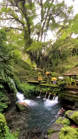 Salah satu tempat melukat di Tampaksiring, Pura Mengening 😇🙏 *jangan salfok ke ibu2 yg lagi berenang #rahayu #bali #balinese #puramengening #tampaksiring #melukat