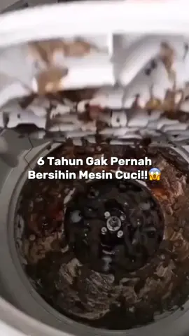 Gini jadinya kalo mesin cuci gak pernah dibersihin, sekali dibersihin kotoran keluar semua 🤮😥. Bersihin mesin cuci minimal sebulan sekali ya bun, pake washing machine cleaner dari unikleen 🥰🥰#unikleen #pembersihmesincuci #unikleenwashingmachinecleaner 
