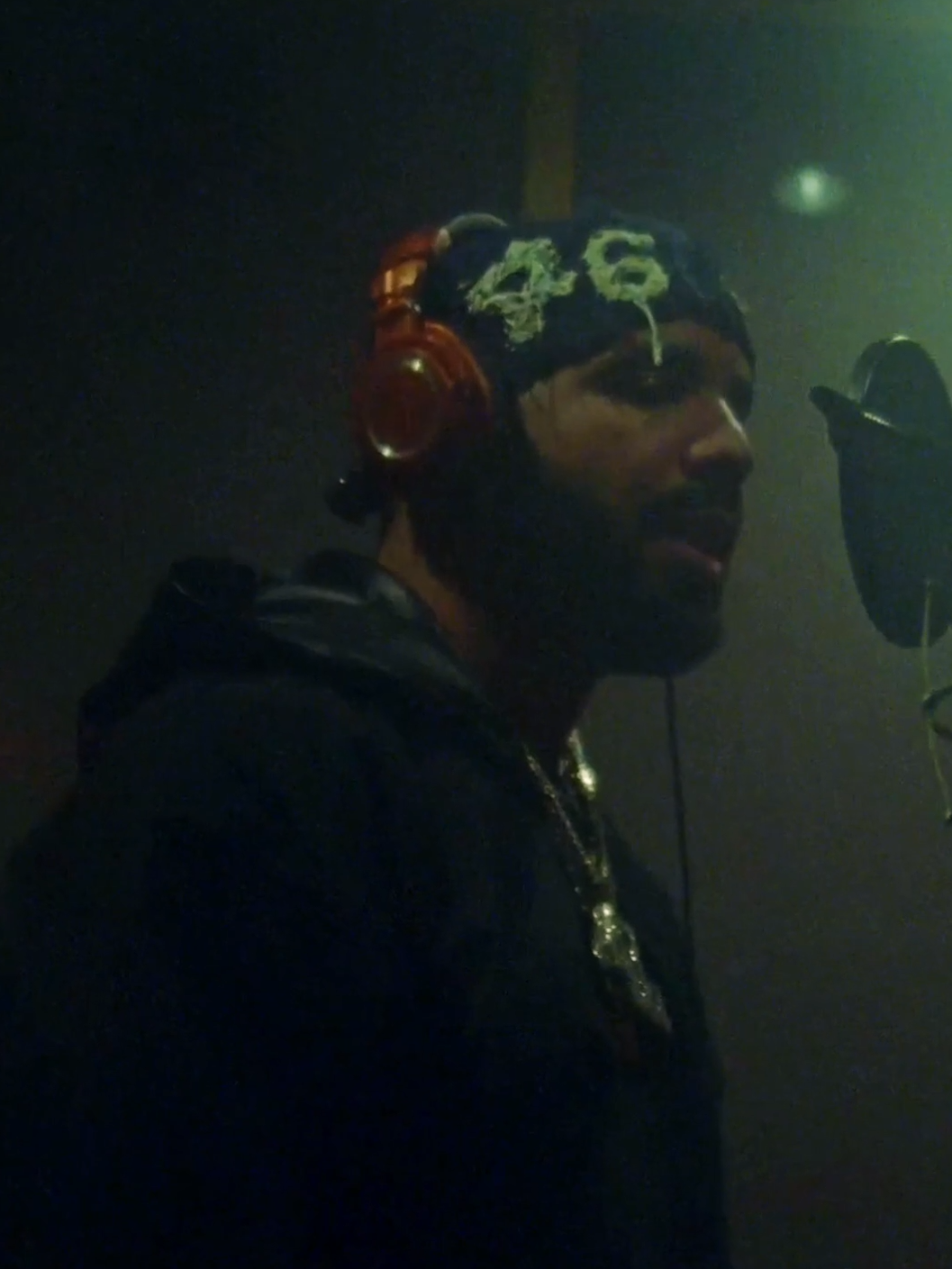 Drake putting in work behind the scenes, creating 'Middle of the Ocean' for his collab project with 21 Savage. 🌊 #StudioVibes #Drake #21Savage #MiddleOfTheOcean #bts #behindscene #hiphop #rap #studio #fyp #fypage #fypシ゚viral #foryou #foryoupage #fypp