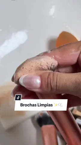 Recuerden que las brochas y esponjas pueden acumular bacterias 🤢🤮 Lavar tus brochas es parte de tu skincare! ✨🫧 #tips #skincaretips #beauty #beautytips #brochasmaquillaje #makeup #skincare #skincaretiktok #beautytips #skincareviral 