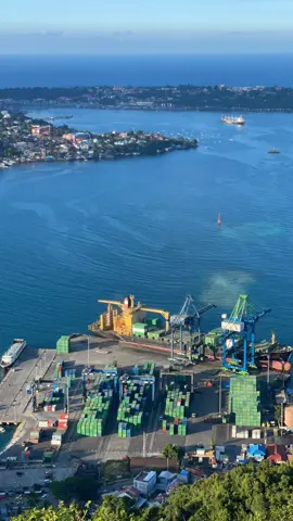 Aktifvitas bongkar muat terminal peti kemas pelabuhan jayapura #spil#jayapuratiktok#papuatiktok#jayapuracity#pelindo#papua#pelabuhanjayapura#jayapura 
