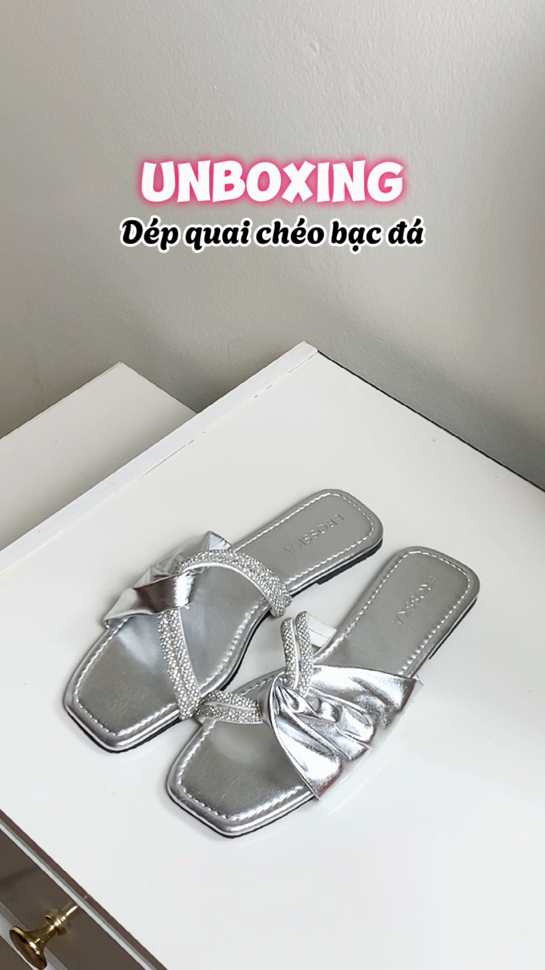 Đôi này màu bạc lên chân sang nha, đi thoải mái mà êm lắm. Đôi này còn có màu đen với trắng cũng rất xinh nè #unboxing #review #giaydepnu #depbetnu #depxinh