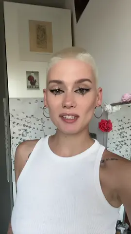 Don’t mind the mess in my room, I had to show off my new hair 🤭 #shorthair #shorthairgirl #model #buzzcut #buzzcutgirl #shorthairstyles #bleachedbuzzcut #bleachhair 