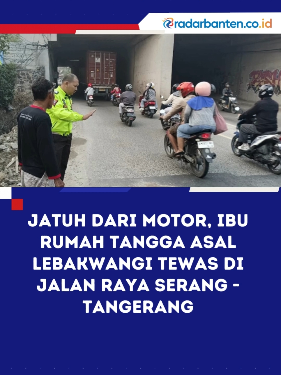 SERANG - Seorang ibu rumah tangga asal Kampung Mamengger, Desa Purwadadi, Kecamatan Lebakwangi, Kabupaten Serang tewas akibat kecelakaan di Desa Ciagel, Kecamatan Kibin, Kabupaten Serang, Rabu pagi, 7 Agustus 2024. Kecelakaan yang terjadi di Jalan Raya Serang - Jakarta tersebut saat ini dalam penanganan Satlantas Polres Serang. Untuk korban meninggal dunia telah dievakuasi ke rumah sakit.  Informasi yang diperoleh, kecelakaan lalu lintas atau laka lantas tersebut terjadi sekira pukul 05.30 WIB. Ada dua orang yang menjadi korban. Keduanya, Andi dan Sawirat.  #Kecelakaan #infoserang #polresserang #kibin #kabupatenserang