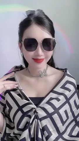Đeo chiếc kính choàng thêm cái khăn lụa nữa thì quá sang các chị em ạ, gu ải gu ai #matkinh #matkinhnu #kinhnu #khanchoang #xuhuong 
