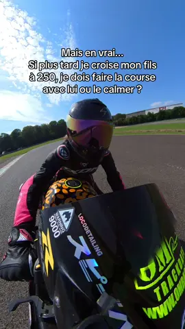 Complique on fais comment ?  #circuit #run #motogirl #bikersfamily #trackday #gexx #gsxr1000 #suzuki #bikersoftiktok #motoqueen 