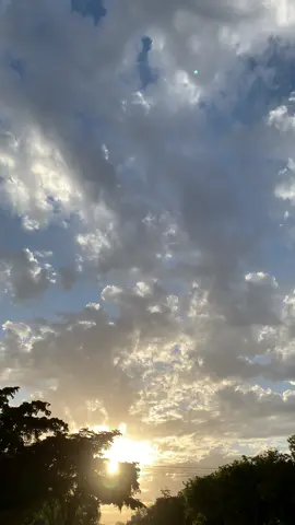 La nubes siempre nos sorprenden con sus formas y tonalidades ☁️✨ #nubes #Summer #sky #foryou #nublado #cielitolindo #cielo #trend #natural #tiktok #trending #reels #cielosbonitos #viral #video #clouds #rauwalejandro 