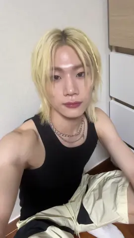 My mom said sharing is caring, but I want you all for myself💜 #블리처스 #BLITZERS #크리스 #CHRIS 