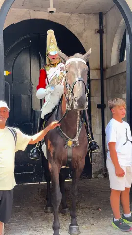 Get off the reins! #kingsguard #horseguards #horseguardslondon #kingslifeguard #sillymoments #touristattraction 