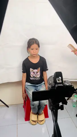 Làm đẹp cho cháu gái người Mông khi làm thẻ CC