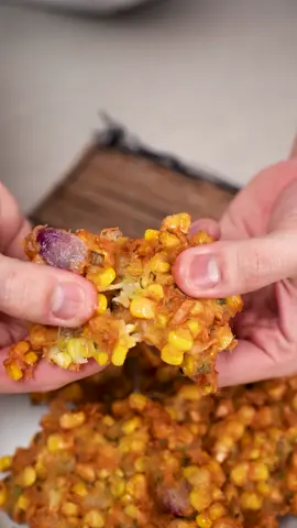 Bakwan Jagung ! 🌽🥹 — Bahan :  2 1/2 pcs jagung utuh 10 siung bawang merah 5 siung bawang putih 4 lbr daun jeruk 1 sdt ketumbar 2 sdm kaldu jamur 3/4 sdt merica bubuk 1 sdt garam 1/2 sdm cabe bubuk daun bawang 10 sdm tepung terigu 5 sdm tepung beras 1 sdt baking powder 300-400 ml air — #masakdirumah #reseptiktok #resepsimple #resepbakwan