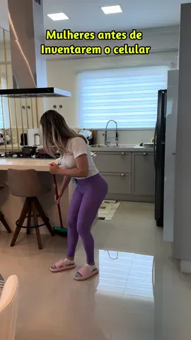 A gente até limpa a casa, mas é casa olhadinha no celular que meu deus😂 #humortiktok #casalhumor #maes #donadecasa #videos 
