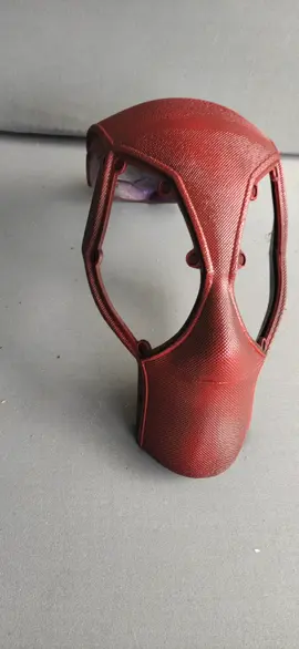 depuis le temps que je voulais le faire Celui là 🙂 par contre obligé de couper la pièce impossible de la slicer dans mon pc dommage 😅 #deadpool #helmet #peinture #3dprinting #maker #DIY #impression3d 