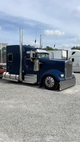 Pressed out with @Drew.              #fyp #foryoupage #leftlanegang #10lugthug #trucking #otr #w900 #kenworth #cat3406 #kenworthw900 #xyzabc 