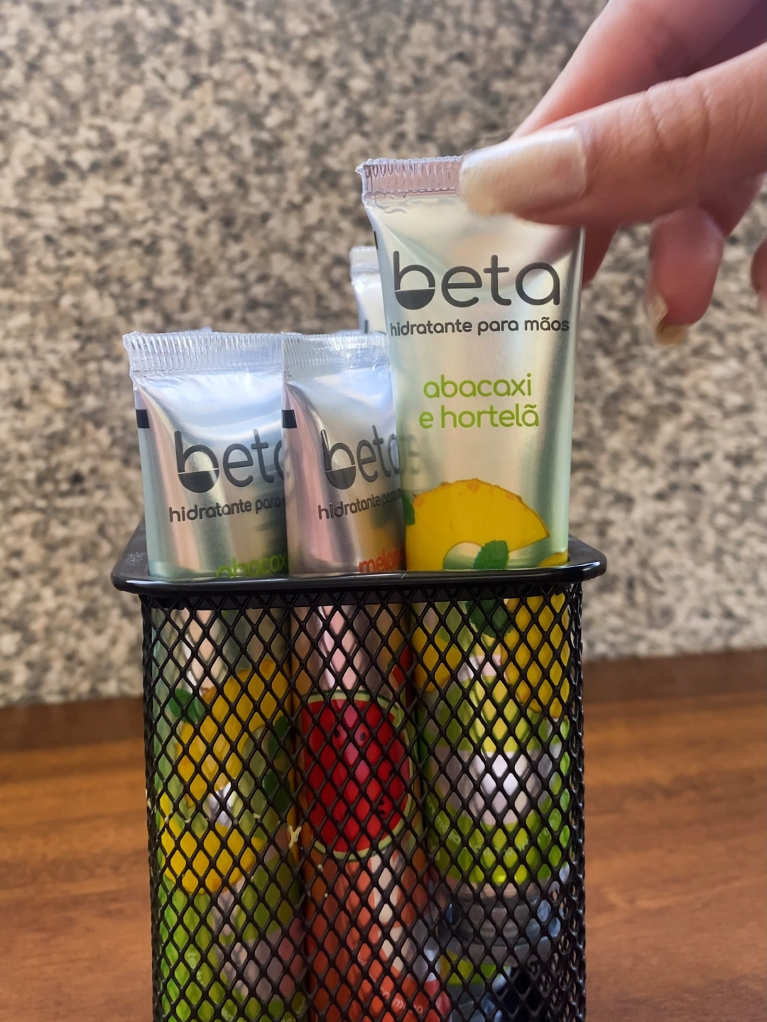 Quem aí também não consegue se controlar com creme de mão Beta? 🤭 Compre no link na bio. 💛💚 #hidratanteparaasmãos #abacaxielimao #hidratação #beta