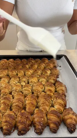 רוגלך במילוי אגוזי לוז שמקבלים טעם קרמלי באפייה🌰 לפני שניסיתי את המתכון הזה לא חשבתי שיש מילוי יותר טוב משוקולד לרוגלך, אני מבטיחה לכם זה ואו אתם הולכים להשתגע. לבצק- 500 גרם קמח חצי כוס סוכר = 100 גרם 25 גרם שמרים טריים / 8 גרם שמרים יבשים (כף) ביצה l 100 מ״ל שמנת חמוצה   3/4 כוס חלב = 160 גרם  100 גרם חמאה  2/3 כף מלח = 7 גרם  למלית- 150 גרם חמאה רכה 3/4 כוס סודר דמררה = 150 גרם 1/4 כוס סוכר חום דביק = 60 גרם 270 גרם אגוזי לוז קלויים ללא מלח 3 כפות שמנת להקצפה 38% למי סוכר- כוס סוכר כוס מים  אופן ההכנה: נתחיל בהכנת הבצק- בקערה המיקסר עם וו לישה נניח חלב, שמנת חמוצה, סוכר, ביצה, שמרים וקמח. נפעיל על מהירות איטית כ5, נוסיף את המלח והחמאה בהדרגה ונמשיך ללוש כ2 דקות נוספות. נעלה את עוצמת המיקסר למהירות בינונית ונמשיך ללוש כ10 דקות עד קבלת בצק חלק ואחיד. נכסה את הבצק ונניח להתפחה עד הכפלת הנפח (כשעה). למלית- במעבד מזון נטחן אגוזי לוז לפירורים דקים, בקערה נניח חמאה רכה, סוכר דמררה וסוכר חום ונערבב, נוסיף את האגוזי לוז הטחונים והשמנת ונערבב עד קבלת תערובת אחידה. נכין מראש את המי סוכר- בקלחת נביא לרתיחה מים וסוכר עד המסה מלאה ונשמור במקרר עד שהרוגלך יהיה מוכן. לאחר התפחת הבצק נחלק אותו ל2 חלקים, כל חתיכת בצק נרדד למלבן בגודל אחיד, נמרח שכבה מהמלית במרכז ונקפל, נהדק טוב את הסגירה כדי שהמלית לא תצא בזמן הרידוד ונרדד שוב למלבן בגודל שווה, נמרח שכבה נוספת מהמלית ונקפל, נסגור הייטב את הקצוות ונרדד למלבן גדול, בעזרת גלגלת פיצה נחתוך את הבצק למשולשים ארוכים וצרים ונגלגל כל משולש לרוגלך,  נניח את כל הרוגלכים במסודר על מגש עם נייר אפייה ונכניס לתנור שחומם מראש 180 מעלות טורבו כ30 דקות, נוציא ונבריש במי סוכר, זה הכל תהנו! #CapCut 