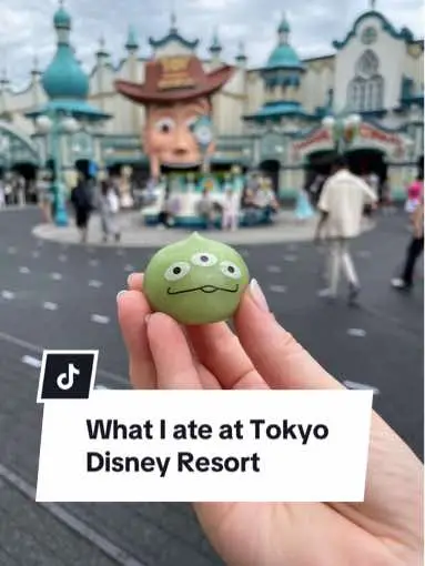 The theming is incredible and it’s so tasty! #tokyodisney #tokyodisneyland #disneyland #disney #tokyo #whattoseeintokyo #disneytok #japan #japandisney #tokyodisneyresort #disneytok #disneytokyo #disneytokyojapan #tokyodisneysea #tokyodisneyfood #disneyfood #whatiateattokyodisney #greenalienmochi #baymaxcurry #mickeynuggets #mickeyegg 