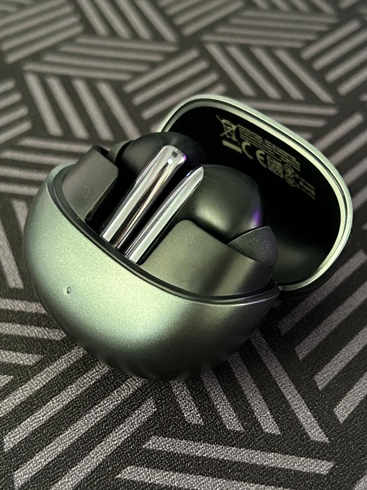 Esse é o  @qcyglobal  Melo Buds Pro! Fone incrível e com MUITA qualidade! Links: Amazon: https://amzn.to/3WzBCaJ AliExpress: https://s.click.aliexpress.com/e/_DCApnSb