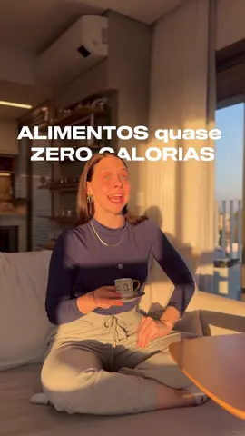 Alguns alimentos quase ZERO CALORIAS que vão ajudar teu processo de emagrecimento 🌪️ Você tem algum alimento que te salva nessa jornada? Coloque nos comentários pra ajudar a galera e me segue pra mais de nutrição @daianaparisato  Vale lembrar que não é porque é BAIXO EM CALORIAS que é SAUDÁVEL.  Se entupir de refri zero, chiclete e gelatina vai afetar sua microbiota intestinal sem te entregar nutrientes, use a LIBERDADE com BOM SENSO 💖