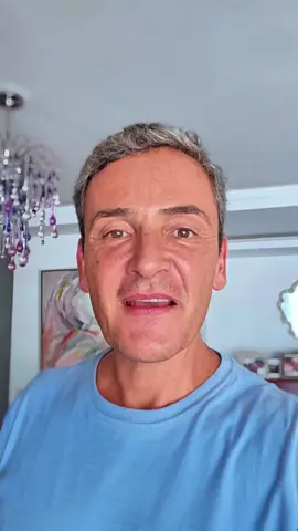 CHEGADO NUMA BERINGELA?🍆 Essa receita é muitos fácil de fazer! 01 beringela.media colocada na boca do fogão em fogo baixo. Deixa ir queimado a casca e vai rodando aos poucos pra pegar todos os lados da berinjela. Ela vai ficar bem queimada e chamuscada. Quando estiver mole tire do fogo🔥 e coloca num prato e parta ao meio. Usando garfo ou colher retire a poupa. Aí é temperar a gosto Eu coloco zattar (marca zeenny), sal e azeite. Coma como antipasto ou acompanhando um prato ou salada. Bom apetite!  #berinjela #cozinhaarabe #lgbtqia