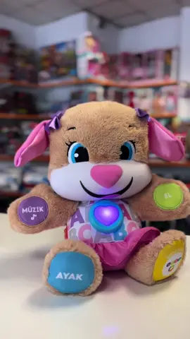 Fisher Price Egitici Köpekçik Turkçe Bebeginizin en sevdigi köpekçik arkadasi sarliyor, is klarini yakiyor ve ilk bilgilerini ögretiyor! Yepyeni Egitici Kopekçik her zamanki gibi bebeginizin dokunuslarina eglenceli seyler soyleyerek cevap veren veya sarkilar çalan, yumusak ve sevimli bir köpekçik. Bebeginize 100}den fazla temel kelimeyi, vücudun bölümlerini, renkleri, sekilleri ve daha fazlasini tanitir! Her bebek kendi hizinda gelisir. Böylece, çocugunuz isin en uygun oyun seviyesini seçebilirsiniz. Her üs oyun seviyesinde de farkli gelisim asamalarina uygun çesitli sarkilar, sesler ve cümleler bulunur. Ustelik, Köpekçiklin Isikli ve cok renkli kalbi müzikle birlikte yanip söner! 1. Seviye - Kesfetme: Bebeginiz, temel kelimelerini, renkleri, alfabeyi, vücudun bölümlerini ve daha fazlasini dinlemek için Köpekçik\in el, ayak, kalp, burun veya kulagina basabilir! 2. Seviye - Tesvik Etme: Eglenceli cumleler, bebeginizi birlikte saymaya, renkleri bulmaya ve bedenin bölümlerini tanimaya tesvik eder! 3. Seviye - Taklit Etme: Hayal gücünü kullandiran ve taklit etmeye tesvik eden cümleler ile Köpekçik heyecanli ve yaratic bir taklit oyununa hazir! #toys #children #keşfetteyizzz #lisanslı #fisherpricetoys #fisherprice 