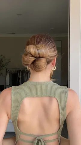 Replying to @Stephanie Holguin How to create my clover bun ☘️💁‍♀️ #hair #hairtutorial 
