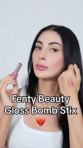 Fenty Beauty Gloss Bomb Stix ve Trace'd Out Dudak Kalemi almaya değer mi? 💔 * Video sponsorlu DEĞİLDİR, ürün yerleştirme de YOKTUR. Kişisel Deneyimlerimi İçerir.  *reklam  Gloss Stixler fiyat / performans olarak başarılı değil. Sıcakta bekletmeyin eriyor❤️‍🩹 Dudak kalemleri güzel ama uygun fiyatlı muadilleri de var.  #fentybeauty #glossbombstixs #fyp  #sephorahaul #fentybeautyglossbomb #deinfluencing 