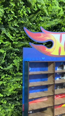 🏎️🚀 Organize e exiba sua coleção de Hot Wheels com nossa prateleira exclusiva! Com design prático e espaçoso, ela deixa seus carrinhos em destaque e o ambiente ainda mais divertido. Confira e transforme sua coleção! 🏁✨ #HotWheels #PrateleiraDeCarrinhos #Organização #Colecionadores