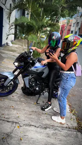 Ni en MT-09 nos veran de la misma manera 🥲🤣 #mt09 #mt09sp #humor #mt09yamaha #yamahamt09 #girls #bikegirl #parati #chicas #parati #todos #soldadocaido #amigas 