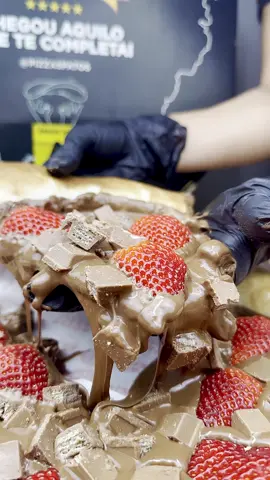 Um sabor mais que especial e único! Depois de muitos pedidos decidimos lançar esse sabor maravilhoso para vocês. Nossa KitKat com Morango vem ai para te fazer delirar a cada mordida! 😍🫡🫶🏻 @kitkatbrasil  *a pizza gravada no vídeo e de nossa linha premium (10 fatias) com borda adicional de chocolate* #pizza #pizzatime #pizzalover #chocolovers #nuttela #morango #fy #fypシ #fyp #foryou #viral #viralvideos #kevinochris #reels #reelvideo #pizzaporn #patospizzas #pizzaspatos #delecia #comida 