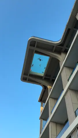 Hồ bơi kính nhìn từ dưới lên