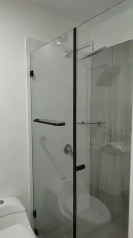 Puerta de ducha modelo Batiente vidrio templado de 8 mm accesorios de acero inoxidable color negro #puertadeducha #renuevatubaño #vidriotemplado #mamparadeducha #puertasdeduchalima #bañosmodernos #canceldebaño #vidrieriarubio #rubiohome #accesoriosnegros 