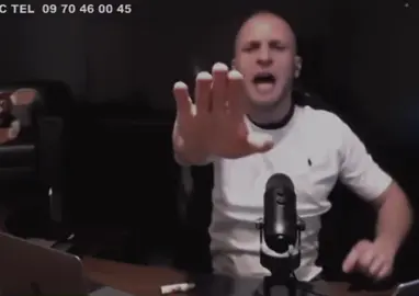 Bassem prime sous dégradé virage auteuil suplément ost bleach injouable #bassem #radiohlib #bleach #ost #metissage #renoie #reubeux #humour #pourtoi #foryou #fyp #viral #faitemoipercewesh #paris2024 #jo #jeuxolympiques #contenueoriginal 