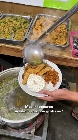 SARAPAN GRATIS UNTUK SEMUA ORANG ❤️ Masya Allah banget nih, pas mbaca tulisannya awalnya ga percaya, akhirnya memberanikan diri buat nanya2 langsung ke mas nya dan udah izin bikin video yaa.. - SARAPAN GRATIS 200-250 porsi per hari - Buka setiap Senin-Jumat jam 06.00 (biasanya jam 8.00 atau jam 9.00 sudah habis ya) - TIDAK MENERIMA DONASI UANG (kata pengurusnya takut menimbulkan fitnah) - HANYA MENERIMA DONASI BAHAN BAKU saja/Sembako untuk dimasak - Donasi bisa diantar langsung ke tempat, atau bisa DM IG nya: @sarapan100porsi nti akan ada tim yang mengambil ke rumah ya - Kenapa pagi jam 06.00 sampe jam 9.00 aja? karena biar tidak mengganggu perekonomian masyarakat sekitar/warung2 sekitar lokasi. Karena biasanya warung2 terdekat itu bukanya siang jam diatas jam 10.00, jarang yang buka pagi ya - Bagi yang mau makan bisa langsung ambil sendiri, dan setelah makan diharap dapat mencuci piring dan gelasnya sendiri ya Alamat ada di Gmaps: Sarapan GRATIS 100 Porsi 📍 Jl. P. Diponegoro Manisrejo No.128, Sembego, Maguwoharjo, Kec. Depok, Kabupaten Sleman, Daerah Istimewa Yogyakarta Waaah masya Allah banget pokoknya, kalo kayak gini tu terharu mimin ❤️ Terimakasih banyak yaa orang-orang baik, semoga bisa bermanfaat utk orang banyak dan diberikan Allah rejeki yang luas, aamiin 🙏🏻 #kulinerjogya #kulinerjogja #sarapangratis #makangratis #sarapangratis100porsi 