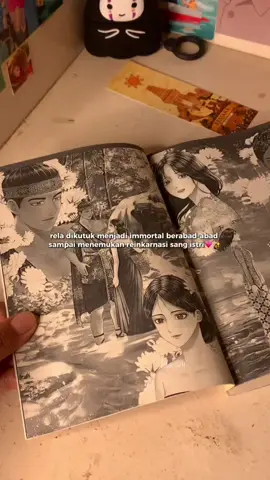 🛒link no. 54 di bio.  ADOOOOHH, KENAPA AKU BARU MENEMUKAN RENJANA? KEMANA AJA AKU KEMARIN-KEMARIN??? Ga nyangka bakalan berakhir puaassss banget sama novel ini.😭🫶🏻 Novel Renjana ini tentang seorang raja bernama Lingga yang menyesal sudah membuat istrinya terbunuh. Karena rasa penyesalan yang mendalam itu, ia rela menanggung akibat untuk hidup berabad-abad hingga dipertemukan lagi dengan reinkarnasi istrinya. Dan benar aja, Lingga hidup beratus-ratus tahun lamanya, melewati berbagai masa yang ada di Indonesia, berganti-ganti identitas, hingga sampai dia di masa sekarang dan menggunakan nama Pramoedya.  Lingga bukan cuma dikutuk menjadi immortal, tapi nafsunya sebagai laki-laki juga ikut dihilangkan, pokoknya dia dibuat ga bisa ngerasain apapun. SAMPAI AKHIRNYAAA … sosok Gentala muncul! Gentala sendiri memang spesial. Sejak dulu dia sering bermimpi tentang sosok Lingga dan Bestari, lalu setiap dia terbangun dari mimpi itu pasti deh dia tau-taunya udah berada di pinggir pantai ga peduli seberapapun jauh jarak tempat dia tidur dengan pantai itu. Dan tauuuu ga siiihh alasan dibalik kehidupan abadi Lingga dan kejadian-kejadian aneh sama Gentala itu? Alasan semua itu bisa terjadi karena tokoh lainnya yang muncul di cerita ini adalah Gusti Kanjeng Ratu Kidul. ADA URBAN LEGENDNYA INDONESIA! Bukan cuma masukin tentang sejarah Majapahit dan urban legend bangsa aja, karena Pram (alias Lingga) dan Gentala ada sangkut pautnya dengan keluarga keraton Yogyakarta, jadi mereka sering datang dan berinteraksi dengan orang-orang keraton. NAHH yang aku suka, adat istiadat yang terjadi sehari-hari di dalam keraton kerasa kentaaaal banget. Dari segi bahasanya, cara berjalannya, salamnya, tradisinya, semuanya ditulis dengan detail dan mengalir. Jadi latar suasana dan tempatnya itu beneran kerasaaaa! TERUSSS, hubungan antara Pram sama Gentala sendiri seru banget buat diikutin selama baca. Di awal cerita terhibur karena interaksi mereka yang kek kucing sama tikus, Pram yang kaku dan sensian ketemu Lestari yang suka asal ceplos ga pakai mikir. Mereka itu ga ada ngelucu kalau ngomong, tapi aku sering banget dibuat ketawa sama tingkah mereka. THEY’RE EFFORTLESSLY FUNNY.😭👍🏻 Makin masuk ketengah, mulai serius, dan DUAAARRR pesona sang Raja yang menghapus diri dari catatan sejarah ini makin berbahaya buat hati.🔥🔥 Yang cari novel tentang tokoh reinkarnasi, tokoh immortal, ada sisipan sejarah bangsa, urban legend, tradisi-tradisi keraton, dan romance yang ga nanggung-nanggung, BACA RENJANAAAA!