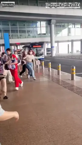 VƯƠNG XƯƠNG đáp chuyến bay trở về đại lục Ngay khi rời sân bay sau khi hạ cánh, anh đã gặp phải một lượng lớn người hâm mộ đang đuổi theo mình. WANG CHANG - THỂ THAO GIỎI, HỌC HÀNH CŨNG GIỎI Wang Chang 2 lần vô địch Đại hội thể thao cấp tỉnh năm 14 tuổi, vô địch trẻ châu Á và vô địch trẻ thế giới từ năm 16 tuổi. Wang Chang, một vận động viên vừa đẹp trai vừa có sức mạnh như vậy là một ngôi sao đang lên trong làng cầu lông Trung Quốc. Là một học sinh năng khiếu, rất khó cho Wang Chang để cân bằng giữa việc học và tập luyện khi mỗi buổi chiều đều phải bị kéo vào chương trình huấn luyện cường độ cao. Tuy nhiên, Wang Chang đã chứng minh được sự xuất sắc, nghiêm túc và cầu toàn của mình trong bất cứ việc gì. Trường Trung học thực nghiệm Giang Bắc nơi Wang Chang theo học có 468 học sinh và anh giành được vị trí thứ 36, khiến các giáo viên đều ngạc nhiên, các bạn học của Wang Chang cũng rất ngưỡng mộ cậu.  Hiệu trưởng trường trung học cơ sở nhận xét “Nhiệm vụ học tập ở trường trung học cơ sở nặng nề và có nhiều bài tập về nhà hơn ở tiểu học. Tuy nhiên, Wang Chang luôn nộp đúng hạn bài tập về nhà. Điều này thể hiện sự tận tâm trong học tập của em. 