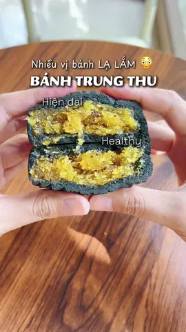 Bánh trung thu hiện đại nhiều vị lạ ghê cơ, mà không bị ngọt nhiều nên không bị ngấy nha, tui ăn hết nửa cái ngon ơ à 😀 #banhtrungthu #banhtrungthuhealthy #soholaan #Ancungtiktok #tiktokfood #foodreview #muataitiktok #xuhuong #Aleaffoods #Bakerbaking #healthyfood #healthylifestyle #byscom 