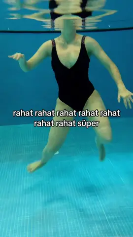 Denizde veya havuzda derinde su üstünde baş dışarıda kalmak düşündüğünüz kadar zor değil. Videodaki gibi elleri ayakları kullanır ve nefesi doğru yaparsanı işlem tamamdır, kimler durabiliyor ? #buraklayüzüyorum #yüzmedersi #yüzme #swimming #eğitim 