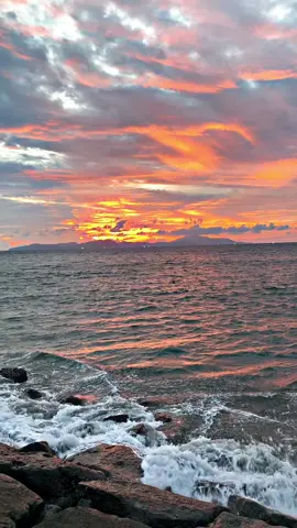 Untukmu selamanya 🫵🏻.  #sunset #goldenhour #sea #a 
