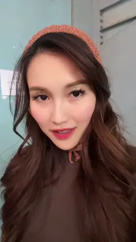 Nah ini sama penyanyi asli nya nih @Ayu Ting Ting  @wendi cagur #rubenonsu #ayutingting #wendicagur 