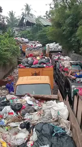Belasan truk sampah buangan warga Kota Depok dari beberapa tempat yang diangkut menuju Tempat Pembuangan Akhir (TPA) Cipayung terpaksa antre menunggu giliran untuk dibuang ke lokasi yang ada. Pantauan Kamis siang (8/8) belasan truk sampah masih terlihat antre menunggu giliran membuang sampah yang diangkut sejak pagi hari, akibatnya ruas di Jalan Cibulak mulai dari jalan lingkungan warga hingga ke depan kantor TPA Cipayung. #infodepok