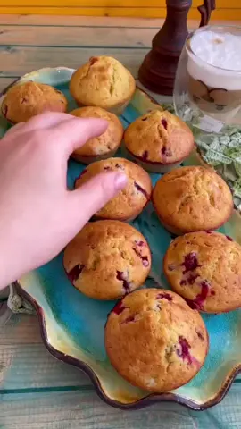 Апельсинові мафіни з журавлиною 🧁 📍Інгредієнти: ◽️230 г борошна ◽️200 г молока ◽️80 г вершкового масла ◽️150-200 г цукру ◽️2 яйця ◽️1 ч.л розупушувача ◽️1 апельсин ◽️150 г журавлини ◽️Дрібка солі 👩‍🍳Приготування  В блендері змішати борошно, сіль, розпушувач. Додати холодне вершкове масло, нарізане кубиками. Подрібнити. Отримати масу пересипати в миску, додати яйця, молоко і цукор. З апельсина стерти усю цедру. Перемішати на невеличких оборотах міксера, можна навіть бленедром. Всипати ягоди, обережно перемішати. Розкласти тісто по формам. Випікати при 180С 25-30 хвилин. Смачного!❤️ #апельсиновімафіни #мафіни #мафінизжуравлиною #кекс #кексрецепт #зїжмене #самсобіпсихолог 