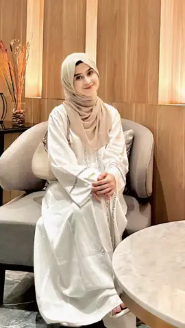 kak nazwa pakai abaya nazwa 🤭 📸 @nazwaslsbilaaa__  #CapCut #promoguncang88 #belilokal #abayaoutfit 
