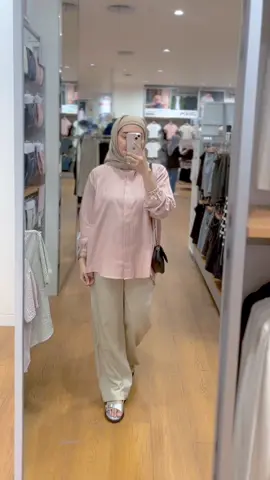 Kalau ga kemeja polosan, ya salur gini aja tuh udah cantik #kemejasalur #kemeja #outfithijab 