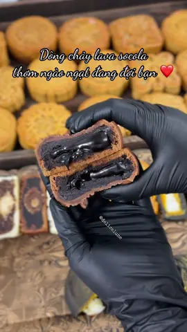 Từng dòng lava socola tuôn trào thơm ngào ngạt 🥰 #delicelune #cakebydélice #xuhuong #trending #fypシ #foryou #ăncungtiktok #banhtrungthu #mooncake 
