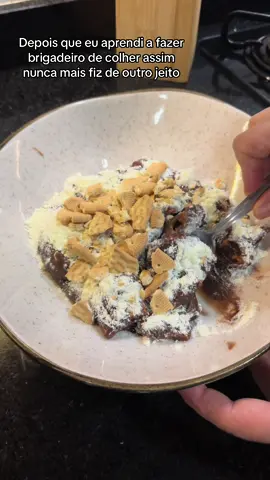 Depois que eu aprendi a fazer brigadeiro de colher assim nunca mais fiz de outro jeito #receitasimples #donadecasablogueira #cozinhandoemcasa #sobremesa 