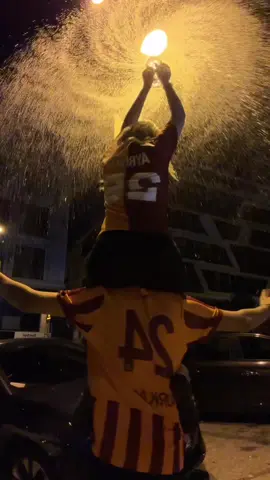 bize su şişenizi verebilir misiniz bizimkisi bozuk da hskdldldf ❤️#akım #couple #suşişesi #trending #galatasaray 