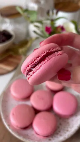 Les macarons à la meringue française 😋 Ingrédients :•120g de poudre d’amandes •120g de sucre glace •120g de sucre blanc •100g de blanc d’œuf •du colorant alimentaire liquide rouge  1/ Commencer par tamiser la poudre d’amandes puis le sucre glace. Mélanger les deux ensemble. 2/ Mixer ensuite les poudres quelques secondes dans un mixeur, afin d’obtenir le résultat le plus fin possible.  3/ Verser les blancs dans un grand bol, ajouter la moitié du sucre puis commencer à battre au batteur électrique, lorsque les blancs moussent, ajouter petit à petit le restant du sucre en 3 fois !  4/ il est important de bien fouetter (vitesse 1 batteur électrique action) entre chaque ajout du sucre. Le résultat d’une belle meringue demande de la patience. 5/ stopper le batteur lorsqu’il y a un bec d’oiseau dans la meringue.  6/ Incorporer les poudres en une fois puis mélanger. Ici le but est de mélanger les poudres entièrement à la meringue.  7/ Ensuite, commencer à macaronner, c’est à dire ramener la pâte contre les parois du récipient en y mettant de l’énergie. Arrêter de macaronner lorsque la pâte forme une bande. (Soulever la spatule)  8/ placer la pâte dans une poche pâtissière munie d’une douille lisse. Pocher les macarons sur une plaque recouverte de papier cuisson, en les espaçant.  9/ Préchauffer le four 10 minutes à 150° puis enfourner 15 min à 150°.  10/ laisser refroidir les macarons avant de les garnir de confiture de framboises ou de pâte à tartiner. #pourtoi #recette #macaron #france #macarons #cuisine #food #recetterapide #gastronomiefrancaise #framboise #recettefacile #patisserie #patisseriefrancaise #frenchfood #recettefrancaise 