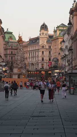Vienna’s summer charm, where every corner is a masterpiece bathed in sunlight ☀️🏛️ Places in the Video: 📍Graben 📍Volksgarten 📍Praterturm 📍Herrengasse / Café Central 📍Burgtheater  📍Hermes Villa 📍Ferstel Passage 📍Philharmoniker Straße  📍Albertina 📍Wiener Rathaus  📍Am Hof 📍Schmerlingplatz  Come visit Vienna 🤗 🎥©️ @vienna_visitas  #vienna #Summer #archtitecture #graben #volksgarten #prater